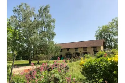 Image de Ghibli, vue lac dans beau domaine avec piscine