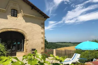 Image de Logement dans propriété avec piscine