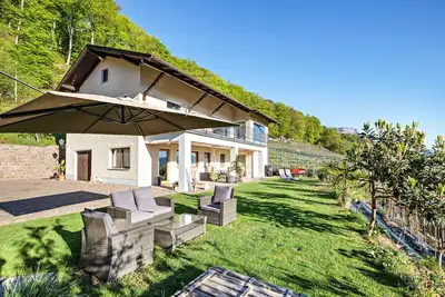 Image de Appartement 'Weitblick Kaltern' avec vue sur les montagnes, terrasse privée et jardin