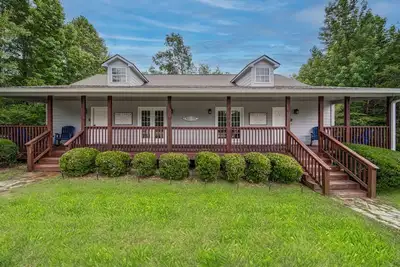 Image de Porch B - a peaceful oasis, with mountain views and hot tub.