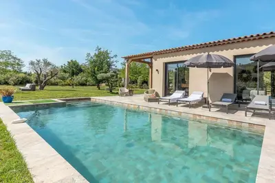 Image de Villa Byblos Résumé: