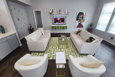 Image de Galleria | Exquisite Three Story Home (Hple)