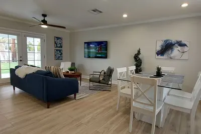 Image de Beautiful Home in Downtown Simi Valley