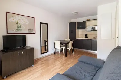 Image de À 200m des pistes de ski, 1er étage, vue station, piscine, balcon, télévision, casier à ski, 30m²