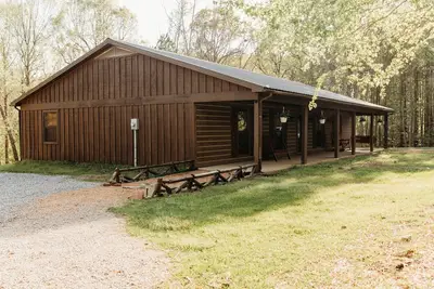Image de Newly remodeled home 4 Bedroom 3 Bath in private setting minutes from lake
