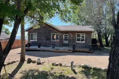 Image de Cozy Lakeside Cabin with easy access to beach and awesome sunsets!