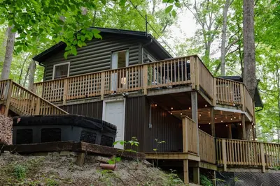Image de Cozy Cabin near Pleasant Hill Lake w Hot Tub
