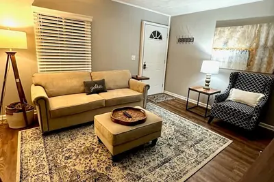 Image de Cozy house nestled in the heart of Lincoln!