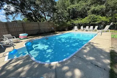 Image de Remodeled House with Pool on Quiet cul-de-sac! Walk to beach on Bay!