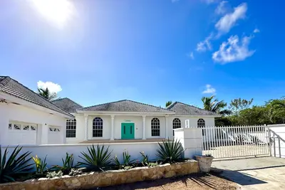 Image de Exuma Luxury Ocean VIew 5bd 4ba house with pool, boat, & vehicle