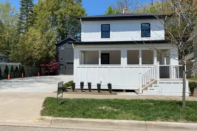 3-bed /2 bath Suite in Downtown Saugatuck