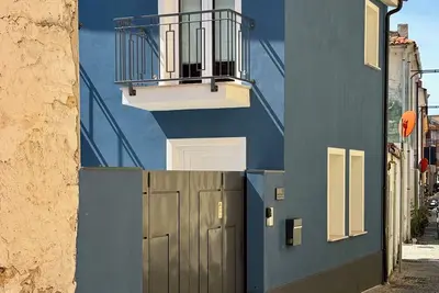 Image de Luxurious, Fully Renovated 2br Townhouse with Terrace in Central Olbia.