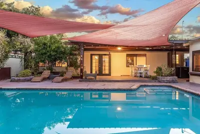 Image de Cute Spanish Bungalow w\/ Pool & More!