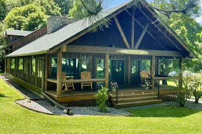 Image de Lakeside Retreat perfect for a family vacation.