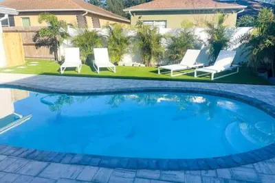 Image de 3321 W Walnut - Main · Walk to Raymond James Stadium! Tampa Pool Home!