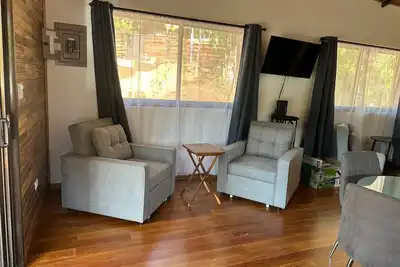 Image de Cabin style home located in residential area  a mile from beach.