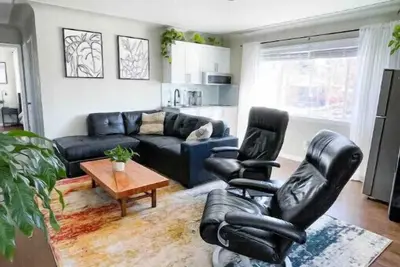 Image de Plant Filled Guest Suite Hosted By Nonprofit