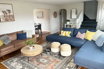 Image de Modern Home, Next to Spire, Near Wineries, Geneva-On-The-Lake