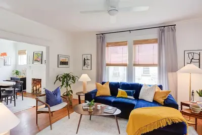 Image de Luminious historic home bursting with color