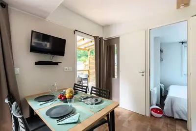 Image de Homeflower Premium 35m² (3 chambres) + Clim + terrasse semi-couverte + Tv + draps + serviettes 6 personnes