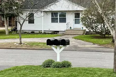 Image de Narragansett- 1 block to Narrow River!