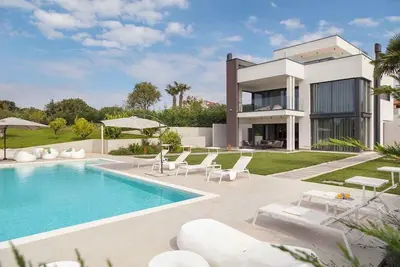 Image de Villa avec piscine et cave à vin