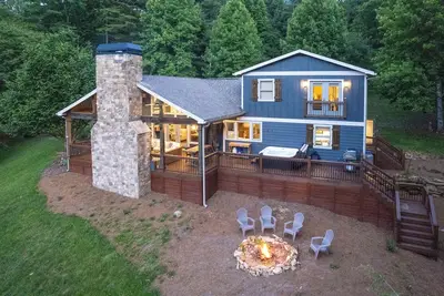 Image de Blue Comanche - Upscale Mountain Home with a Hot Tub near Lake Glenville!