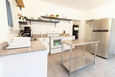 Image de Gorgeous Northend Treasure Chest | Sleeps 10 | Free Parking