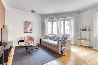 Image de Historic Innere Stadt 2br w/ Elevator, nr metro Stebentor, by Blueground