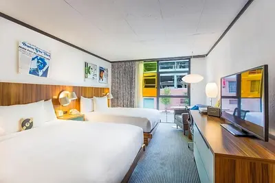 Image de Retro-vibe Unit w/ Pool View Close to New England Aquarium! Parking, Pool!