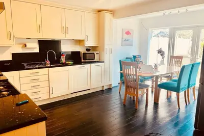 Gorgeous Cosy home 2 Miles from Heathrow Airport