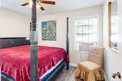 Image de Charming rental with enclosed yard, garden, & W\/D - 30-day minimum stay