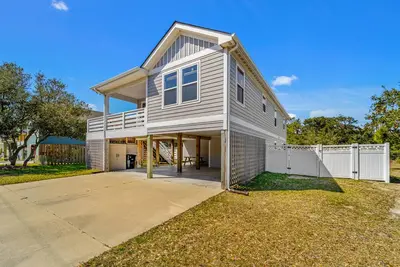 Image de Spacious home near the beach with private pool, enclosed yard & bikes