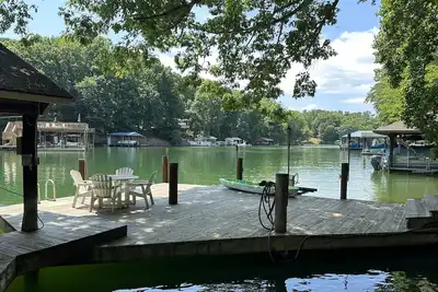 Image de Inviting lakefront home with firepit, balcony & W/D - dog-friendly
