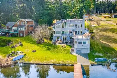 Image de Dog-friendly, lakefront home with hot tub, dock, gorgeous deck, & game room