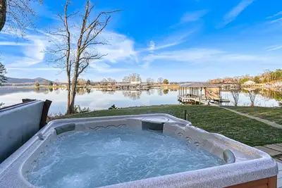 Image de Serene lakefront home with dock, hot tub, pool table & beautiful views