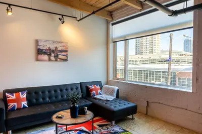 Image de ⭐️ Downton Edmonton Loft w/Free Parking - Walk to Rogers Place!