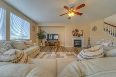 Image de Large Pool Home on a Quiet Cul-De-Sac