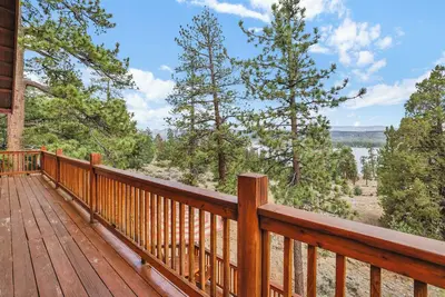 Image de Cozy Lakeview Fawnskin Hideaway w\/ Pool Table + Views