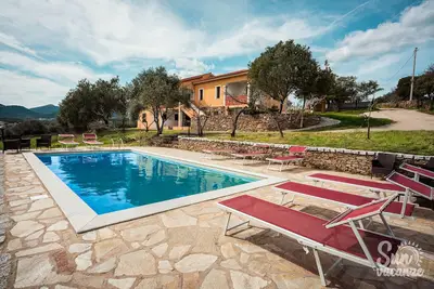 Image de Appartement 'Malamuri 5 Sun Vacanze' avec vue sur la mer, piscine partagée et jardin partagé