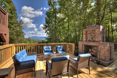 Image de Bella Vista, a spacious family cabin, embraces pets with panoramic mountain views, a hot tub, outdoor fireplace, ping pong, paved roads, and WiFi