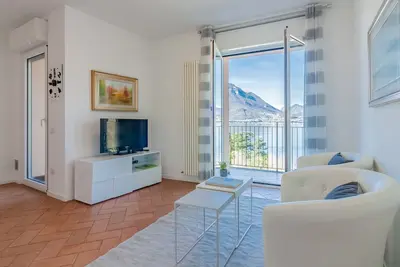 Image de Flower House with Lake View by Wonderful Italy