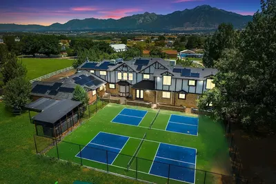 Image de Mansion Pickleball Courts Xl 17’ HotTub & Mini Zoo
