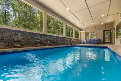 Image de New Indoor Pool Cabin - Kids Play Area, Firepit, Game Room