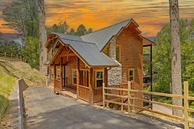 Image de Your Smoky Mountain Vacation Just Got a Little Closer to Paradise!