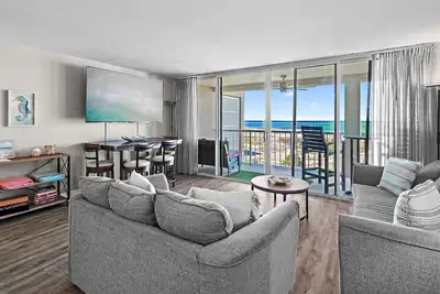 Image de 1br Beach Retreat with Balcony + Resort Amenities | Magnolia House 508