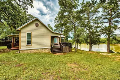 Image de Riverfront house with a party barn & private boat ramp