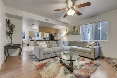 Image de Eclectic Brick Townhome with a Home Office in Chico