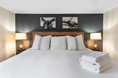 Image de Elegant apt minutes from beach