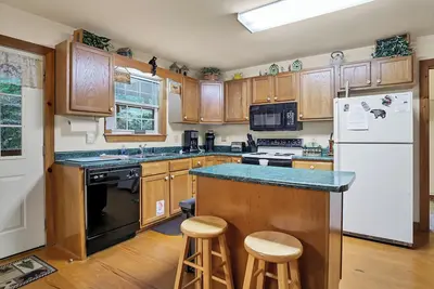 Clean One Bedroom plus Loft Bedroom Two Bath Cottage with Wi-Fi & Pool Access.